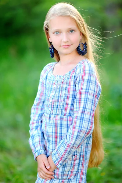 Portret van klein meisje buiten in de zomer — Stockfoto