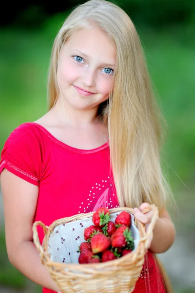 Portrait of little girl outdoors in summer — Stock Photo, Image