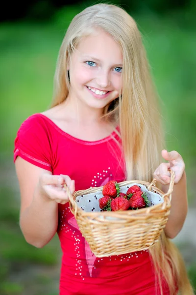 夏の屋外での少女の肖像画 — ストック写真