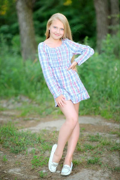 Portret van klein meisje buiten in de zomer — Stockfoto