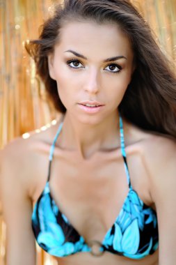 bikinili güzel bir genç kız portresi
