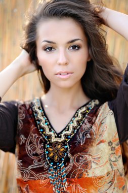 Güzel bir genç kızın portresi.