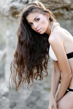 bikinili güzel bir genç kız portresi