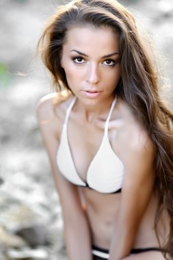 bikinili güzel bir genç kız portresi