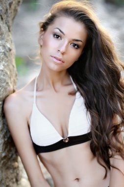bikinili güzel bir genç kız portresi