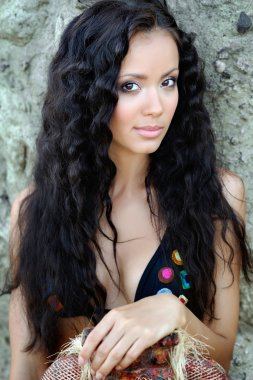 bikinili güzel bir genç kız portresi