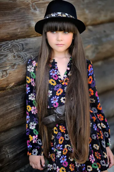 Retrato de uma linda menina da moda — Fotografia de Stock