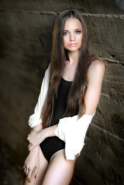 Retrato de una hermosa joven — Foto de Stock