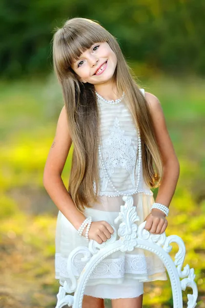 美しい小さなブルネットの少女の肖像画 — ストック写真