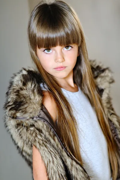Porträtt av en vacker liten brunett flicka — Stockfoto