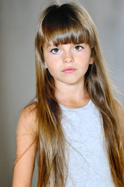 एक सुंदर छोटी ब्रुनेट लड़की का चित्र — स्टॉक फ़ोटो, इमेज