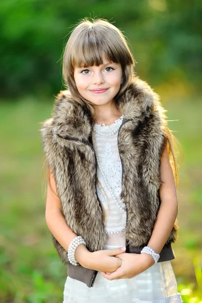 Egy szép barna kislány portréja — Stock Fotó