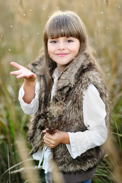 Porträtt av en vacker liten brunett flicka — Stockfoto