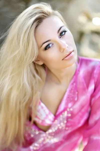 Portrait of a beautiful young girl on the beach — Stock Photo, Image