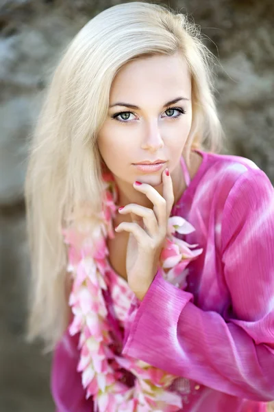 Portrait of a beautiful young girl on the beach — Stock Photo, Image