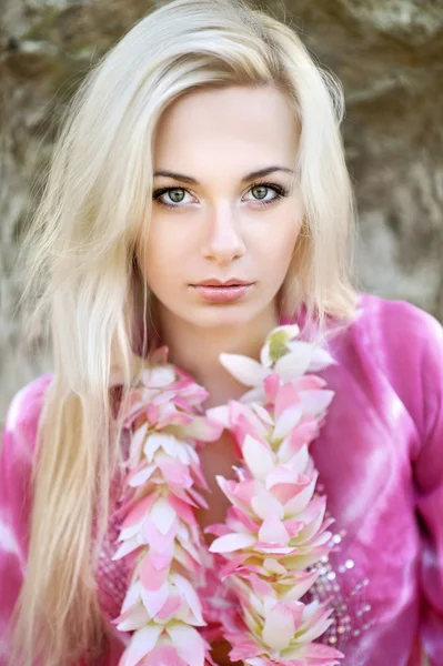Retrato de una hermosa joven en la playa — Foto de Stock