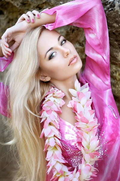 Portret van een mooi jong meisje op het strand — Stockfoto