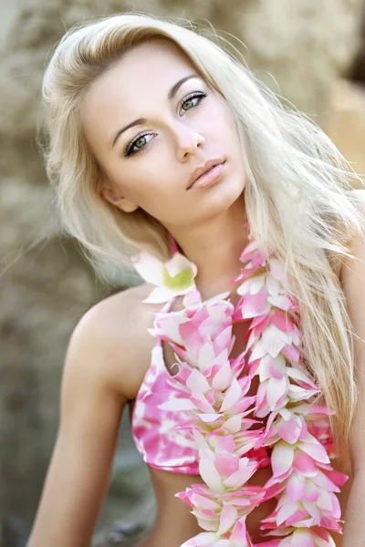 Retrato de uma bela jovem na praia — Fotografia de Stock