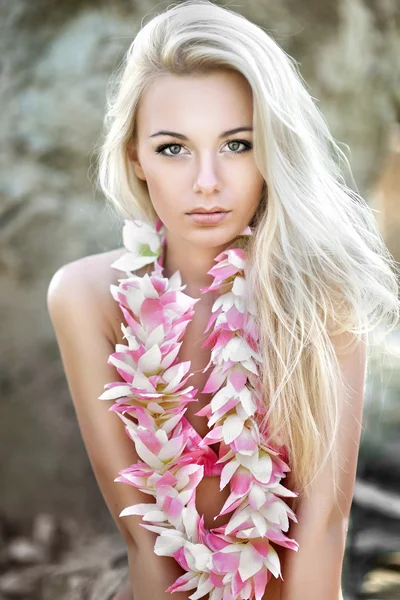 Retrato de una hermosa joven en la playa — Foto de Stock