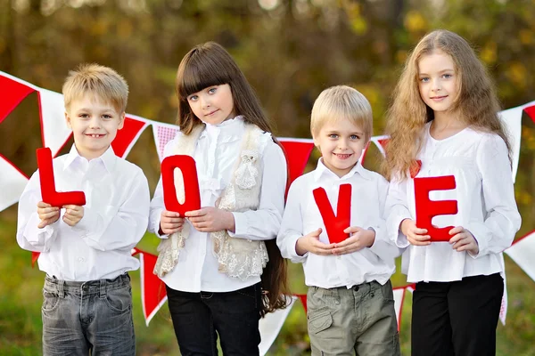 Niños con estilo de decoración San Valentín —  Fotos de Stock