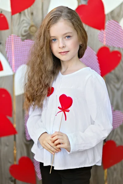Porträtt av liten flicka med inredning stil alla hjärtans dag — Stockfoto