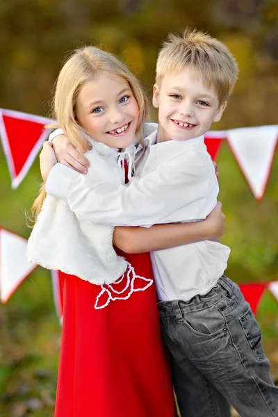 Portre küçük erkek ve kız ile dekor tarzı Sevgililer günü — Stok fotoğraf