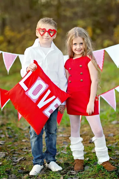 Porträtt av lilla pojke och flicka med inredning stil alla hjärtans dag — Stockfoto