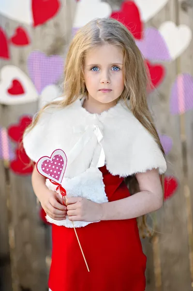 Retrato de niña con decoración estilo San Valentín — Foto de Stock