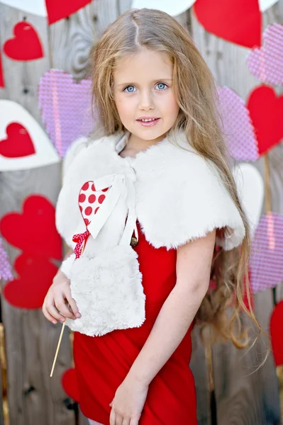 Portrait de petite fille avec décor de style Saint-Valentin — Photo