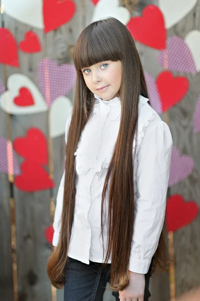 Portrait de petite fille avec décor de style Saint-Valentin — Photo