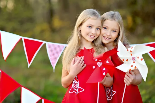 Retrato de dos hermanas con decoración San Valentín —  Fotos de Stock