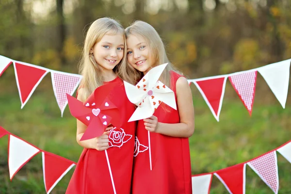 Retrato de dos hermanas con decoración San Valentín — Foto de Stock