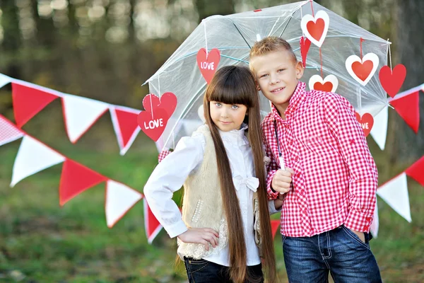 Portret van kleine jongen en meisje met decor stijl Valentijnsdag — Stockfoto