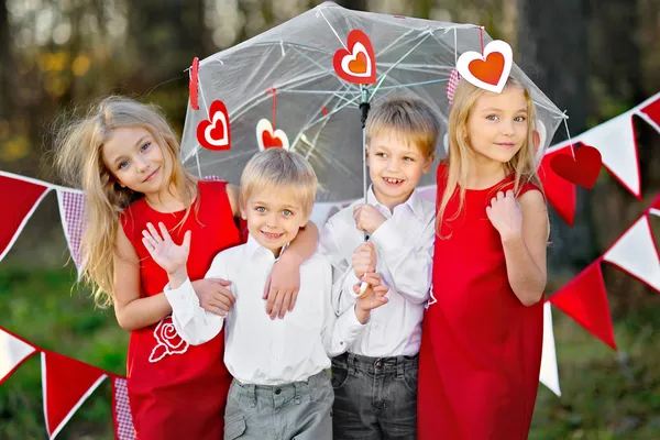 Enfants avec décor de style Saint-Valentin — Photo