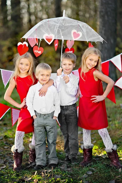 Enfants avec décor de style Saint-Valentin — Photo