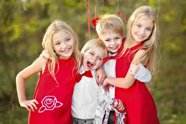 Kinder mit Valentinstag im Dekor — Stockfoto