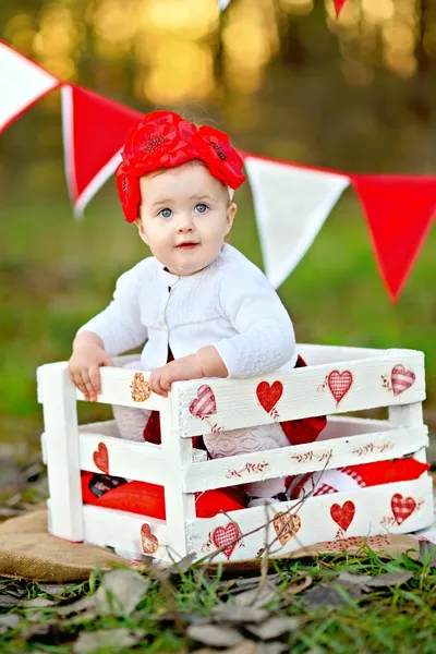 Porträt eines kleinen Mädchens mit Dekor Valentinstag — Stockfoto