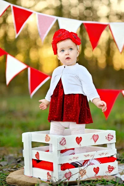 Ritratto di bambina con stile decorativo San Valentino — Foto Stock