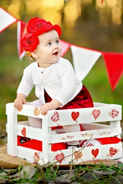 Porträt eines kleinen Mädchens mit Dekor Valentinstag — Stockfoto