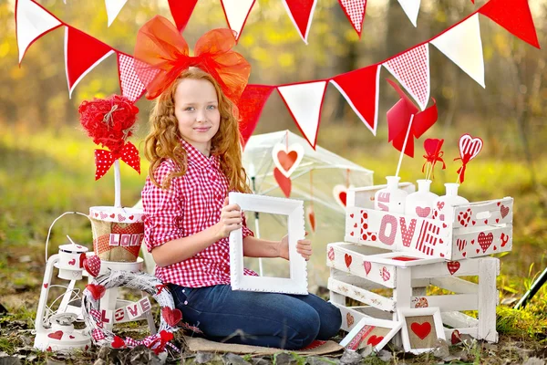 Portrait de petite fille avec décor de style Saint-Valentin — Photo