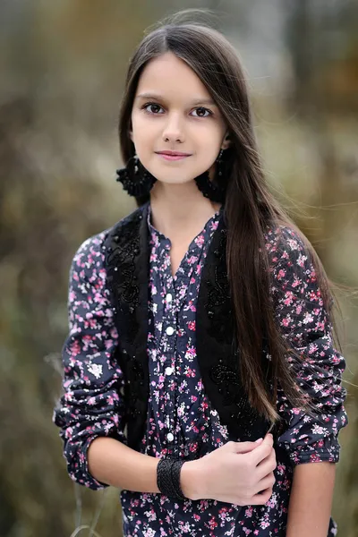 Porträt eines schönen kleinen brünetten Mädchens — Stockfoto