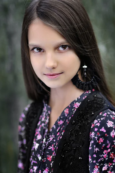 Portret piękna brunetka dziewczynka — Zdjęcie stockowe