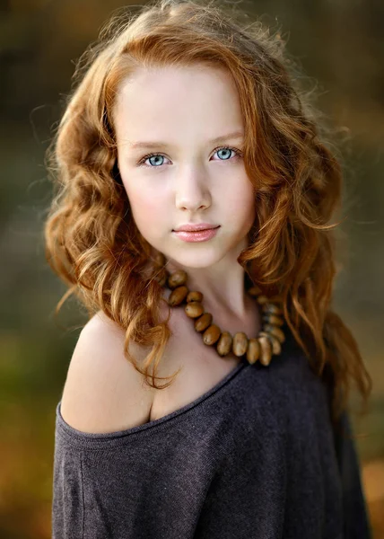 Retrato de uma linda menina ruiva — Fotografia de Stock