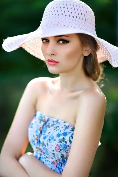 Retrato de uma bela menina glamourosa — Fotografia de Stock