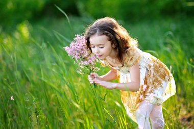 Yazın açık havada küçük bir kızın portresi.