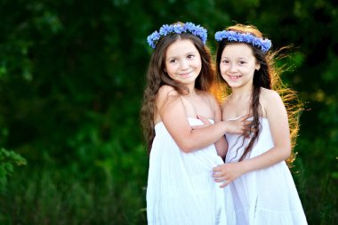 iki mutlu kız arkadaşım doğa portresi