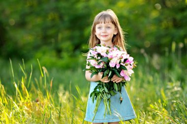 Yazın açık havada küçük bir kızın portresi.