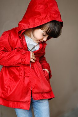 Sonbahar, açık havada küçük kız portresi