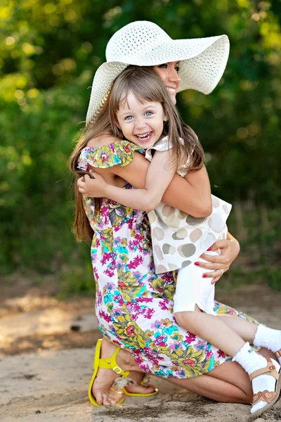 Retrato de mãe e filha na natureza — Fotografia de Stock