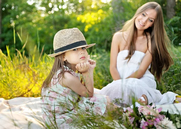 Portret van moeder en dochter in de natuur — Stockfoto